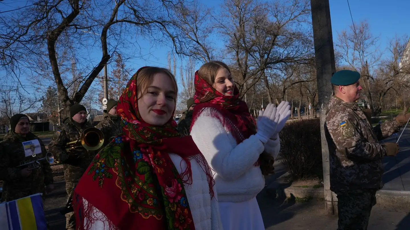 Різдво на колесах: у Миколаєві тролейбус перетворився на рухому сцену