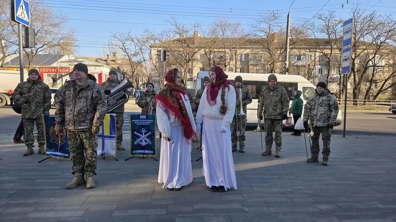 Різдво на колесах: у Миколаєві тролейбус перетворився на рухому сцену
