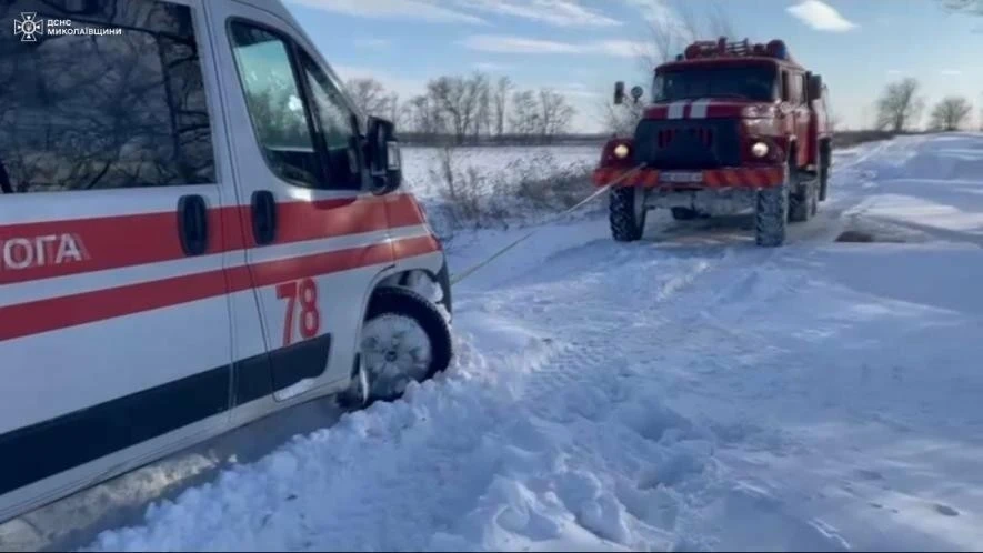 На Миколаївщині рятувальники визволили карету «швидкої» зі снігової пастки