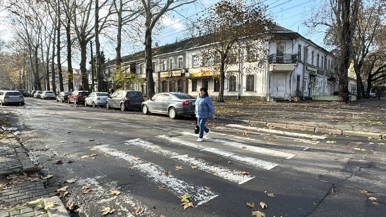 У Миколаєві затримали чоловіка, який лякав перехожих предметами, схожими на зброю