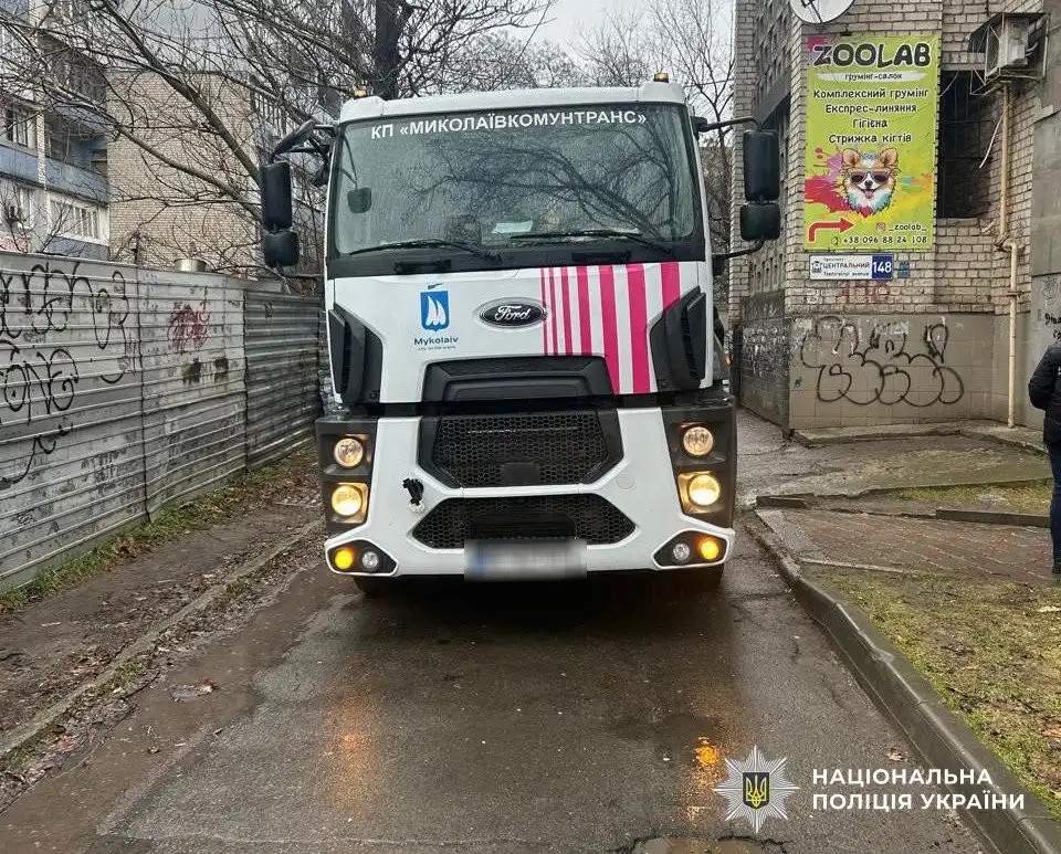Смертельна аварія в Миколаєві: жінка загинула під колесами спецтехніки