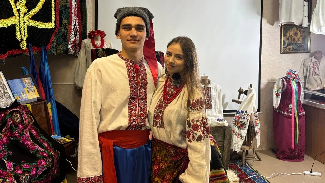 Портрет про кохання після полону: у Південноукраїнську в музеї малюють пару військового Микити Граждана та його нареченої
