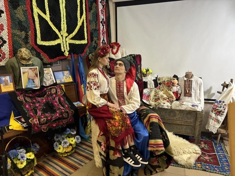 Портрет про кохання після полону: у Південноукраїнську в музеї малюють пару військового Микити Граждана та його нареченої