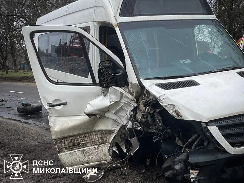 Ранкова аварія на Миколаївщині: пасажирів рейсового мікроавтобуса визволяли рятувальники