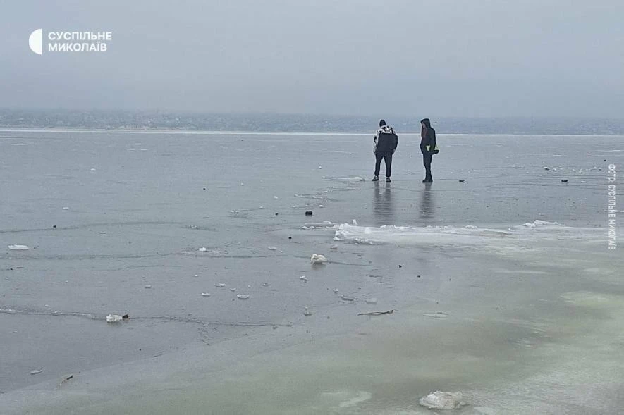 Крихкий лід і швидке рішення: на Миколаївщині рятувальник урятував двох школярів