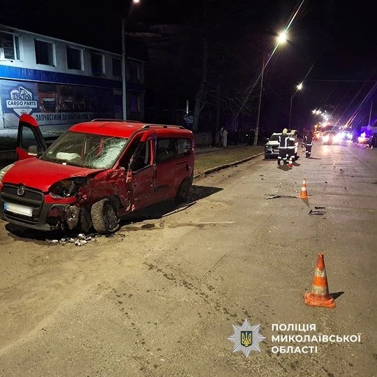 Нічна аварія у Вознесенську: після зіткнення трьох авто загинув водій