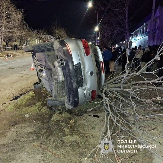 Нічна аварія у Вознесенську: після зіткнення трьох авто загинув водій