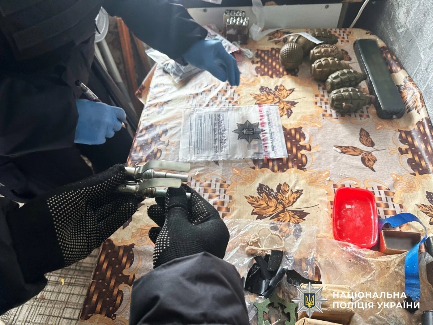 Трагедія у Первомайську: жінка загинула від вибуху замаскованої посилки