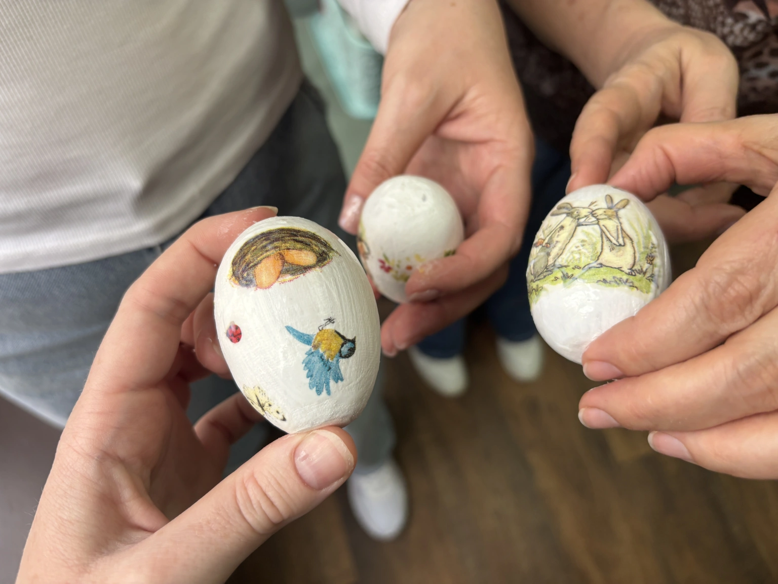 Мистецтво підтримки: у Південноукраїнську родини захисників створювали великодні писанки