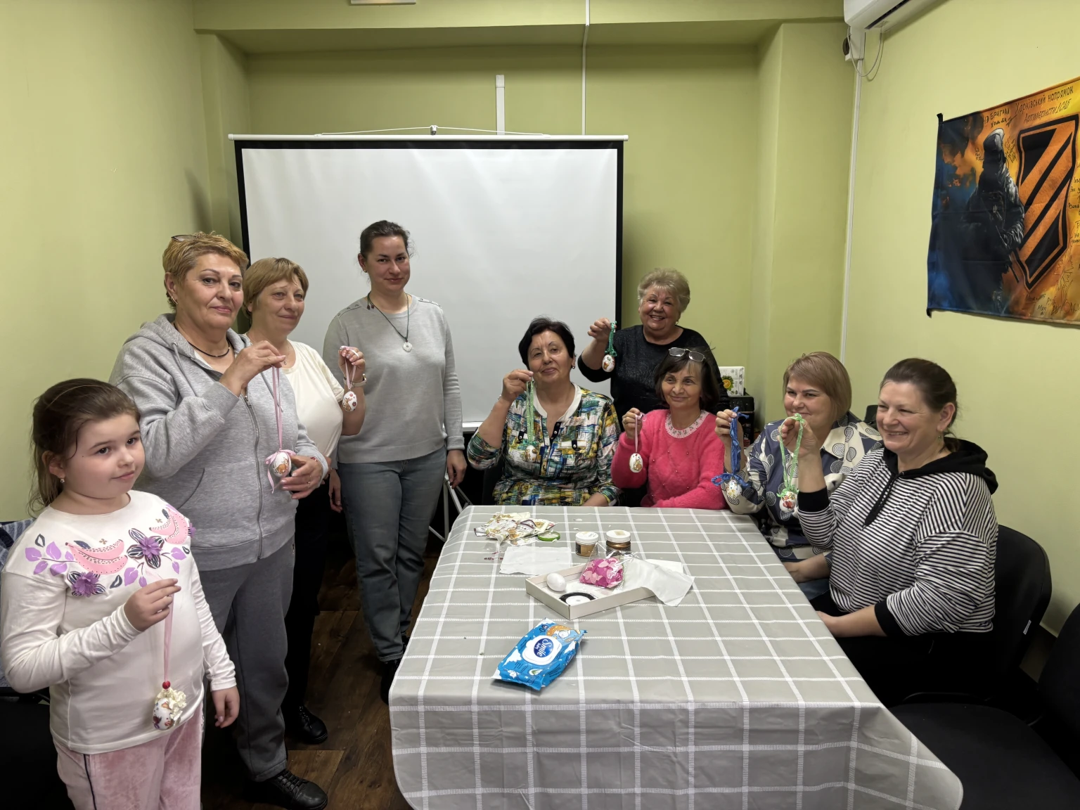Мистецтво підтримки: у Південноукраїнську родини захисників створювали великодні писанки