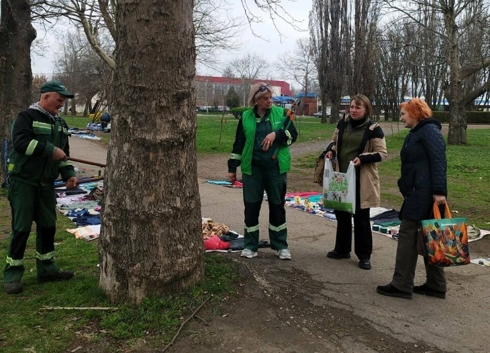 Наслідки стихійної торгівлі: у Миколаєві екологи рятували дерева від металевих цвяхів та сміття