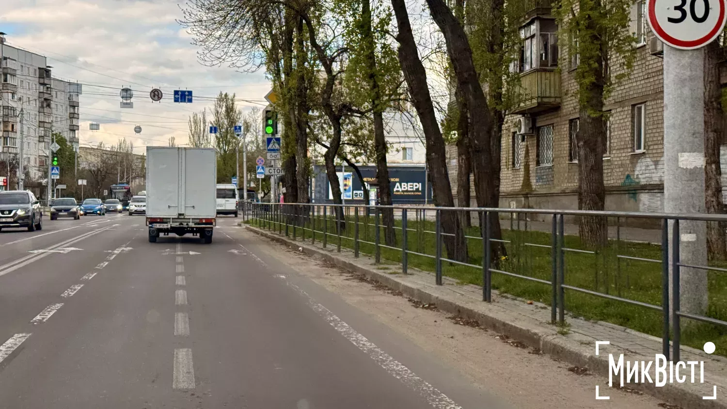 Після зими велодоріжки Миколаєва залишилися засміченими – містяни скаржаться на пошкоджені колеса