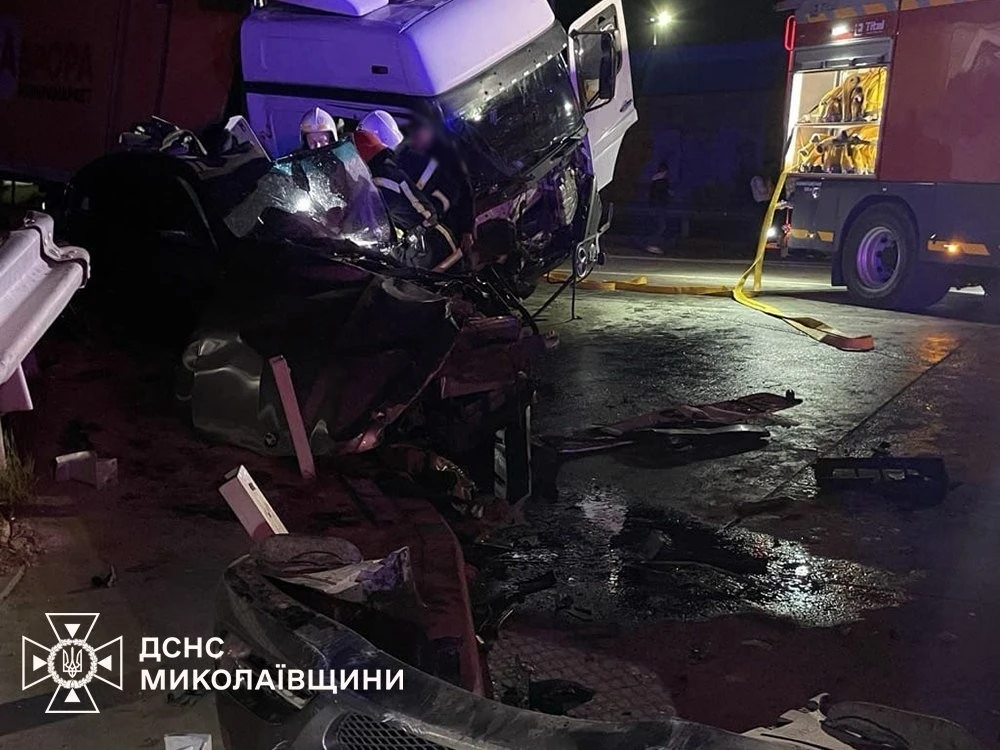 Трагедія у Возсіятському: зіткнення BMW та вантажівки Mercedes забрало життя водія