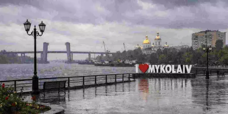 Парасольки та рекордна спека: яким видався день 20 травня в Миколаєві