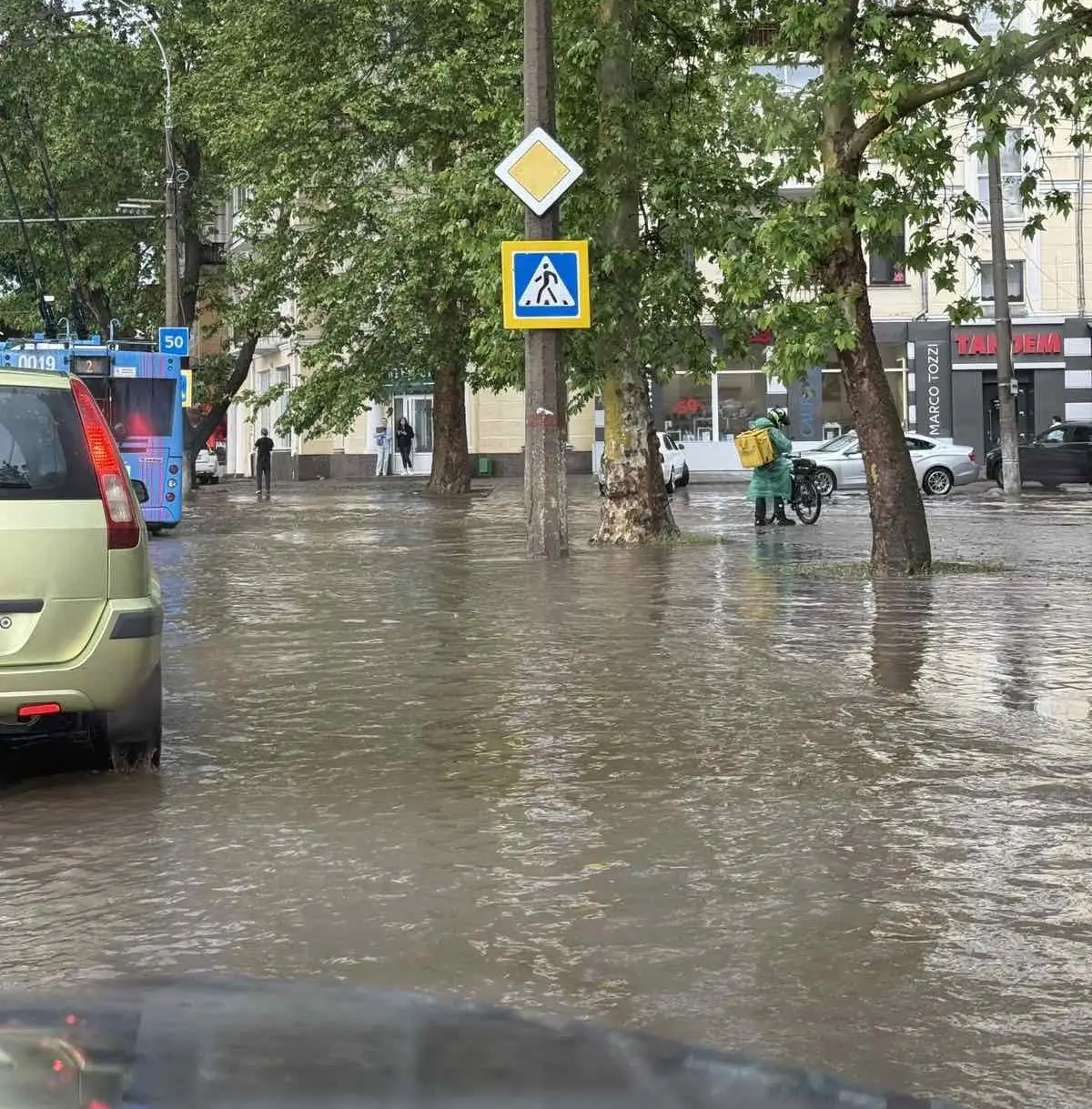 Травневий потоп: потужна злива паралізувала рух у Миколаєві