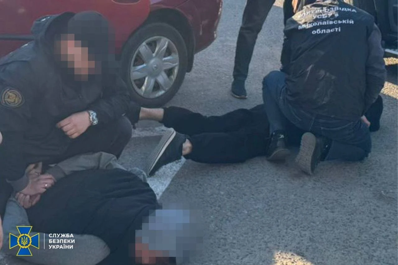 Затримання на Миколаївщині: СБУ заблокувала виготовлення іноземних паспортів для втікачів від призову