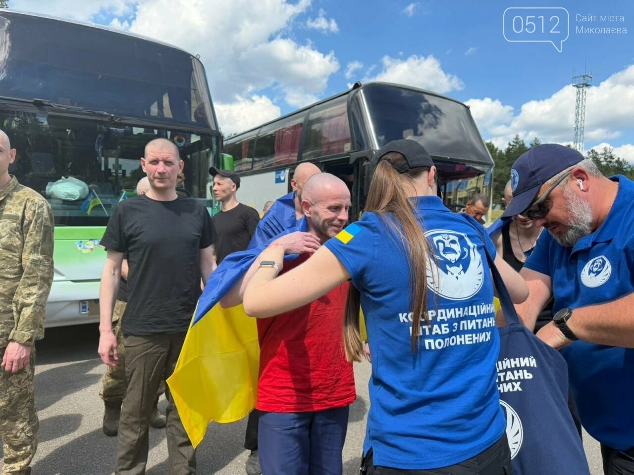 Великий обмін: в Україну з тривалого російського полону повернулися 185 військових та один цивільний
