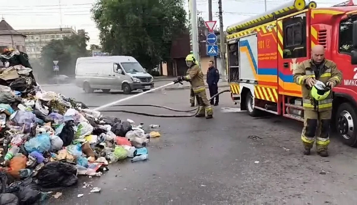 Небезпечна знахідка: у Миколаєві через сигнальну ракету спалахнув сміттєвоз
