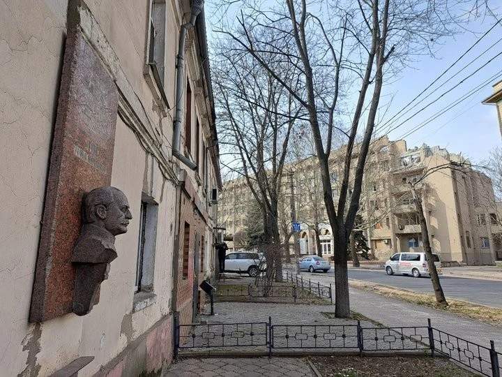Сонце в кобзі та адаптований шрифт: у Миколаєві створили унікальний стінопис