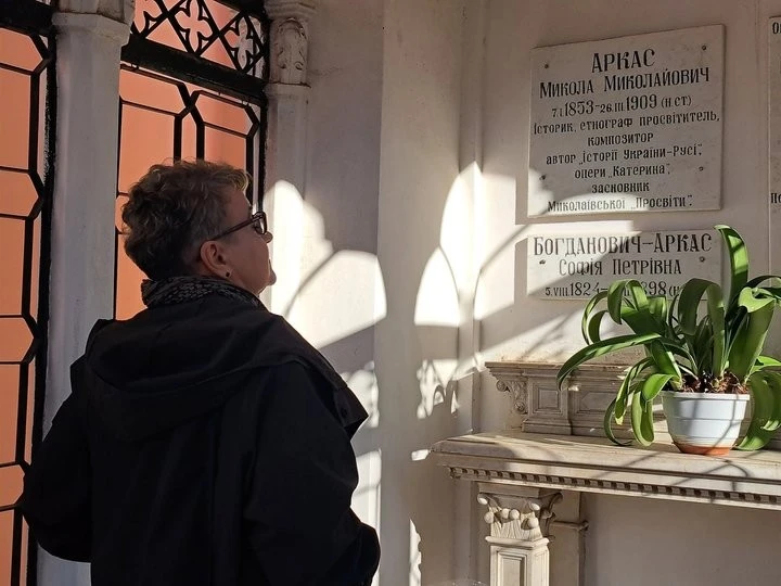 Сонце в кобзі та адаптований шрифт: у Миколаєві створили унікальний стінопис