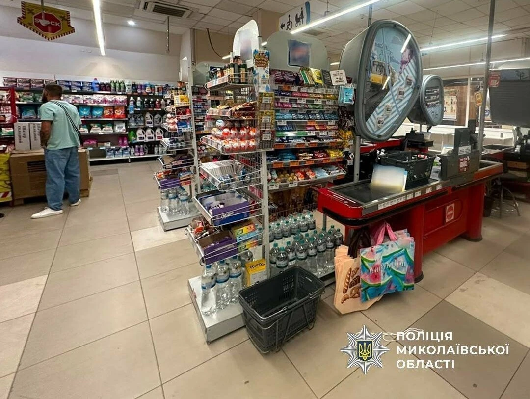 Озброєний напад біля каси: у миколаївському супермаркеті чоловіку поцілили в око