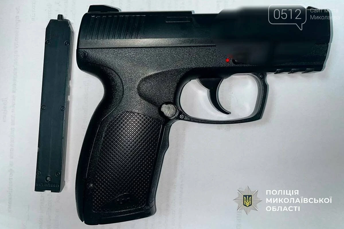 Озброєний напад біля каси: у миколаївському супермаркеті чоловіку поцілили в око