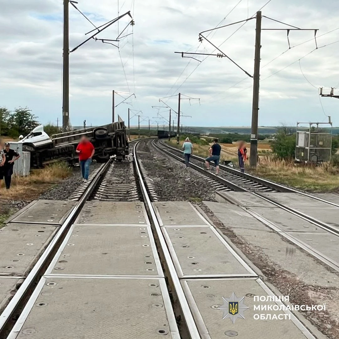 Нехтування сигналами переїзду призвело до смертельного зіткнення фургона з потягом на Миколаївщині
